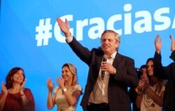 아르헨티나의 중도좌파연합 ‘모두의전선’ 대통령 후보 알베르토 페르난데스가 지난달 28일 전날 실시된 대선에서 승리를 확정한 직후 부에노스아이레스 집회에서 지지자들의 환호에 화답하고 있다.