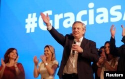 아르헨티나의 중도좌파연합 ‘모두의전선’ 대통령 후보 알베르토 페르난데스가 28일 전날 실시된 대선에서 승리를 확정한 직후 부에노스아이레스 집회에서 지지자들의 환호에 화답하고 있다.