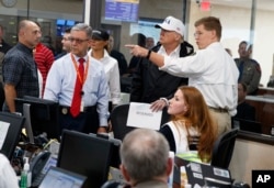 El presidente de EE.UU. Donald Trump y la primera dama Melania Trump, hablan con funcionarios del Departamento de Seguridad Pública en el Centro de Operaciones de Emergencia establecido allí para responder a los daños causados por el huracán Harvey y las inundaciones provocadas por la tormenta. Agosto 29 de 2017.