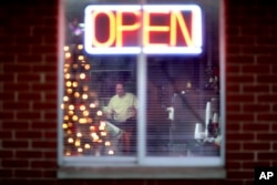 Steven Whitt abre el restaurante Frosty Freeze que dirige junto a su esposa en Sandy Hook, Kentucky, el miércoles 13 de diciembre de 2017.
