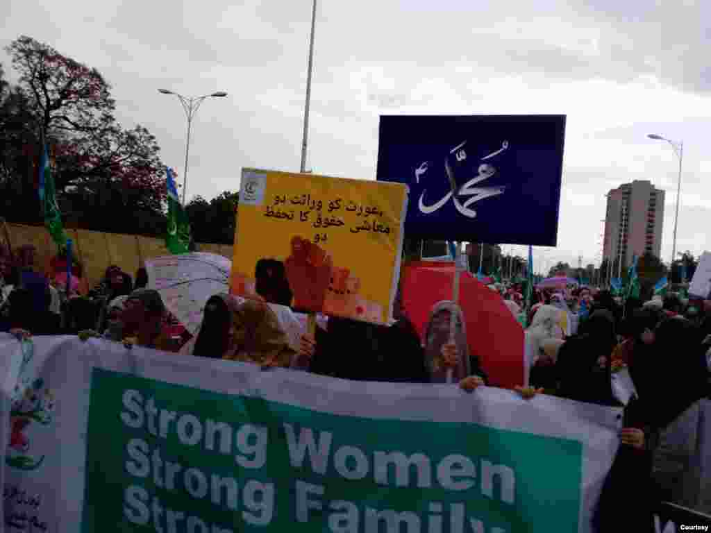 لاہور میں ریلی کے شرکا کا نعرہ تھا &#39;طاقتور خواتین، طاقتور خاندان&#39;
