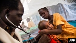 Bác sĩ Simon Angelo khám cho một đứa trẻ bị bệnh lao tại một bệnh viện của Bác sĩ Không Biên giới ở Malakal, Nam Sudan, 15/6/2016.