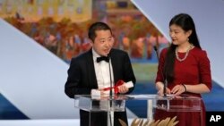 中國導演賈樟柯(左)在第66屆法國康城電影節上榮獲最佳編劇獎後發表演講。