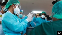ရန်ကုန်မြို့ ဧရာဝတီ ကိုဗစ်စင်တာမှာ ကိုဗစ်ကာကွယ်ဆေးထိုးဖို့ ပြင်ဆင်နေတဲ့ ကျန်းမာရေးဝန်ထမ်းများ။ (ဇန်နဝါရီ ၂၇၊ ၂၀၂၁)