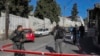 Polisi Israel memeriksa lokasi serangan penikaman di Sheikh Jarrah ,Yerusalem timur, Rabu (8/12). 