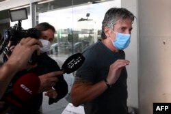 Jorge Messi, ayah sekaligus agen Lionel Messi tiba di bandara Barcelona pada 2 September 2020. (Foto: AFP)