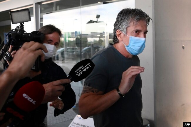 Jorge Messi, ayah sekaligus agen Lionel Messi tiba di bandara Barcelona pada 2 September 2020. (Foto: AFP)