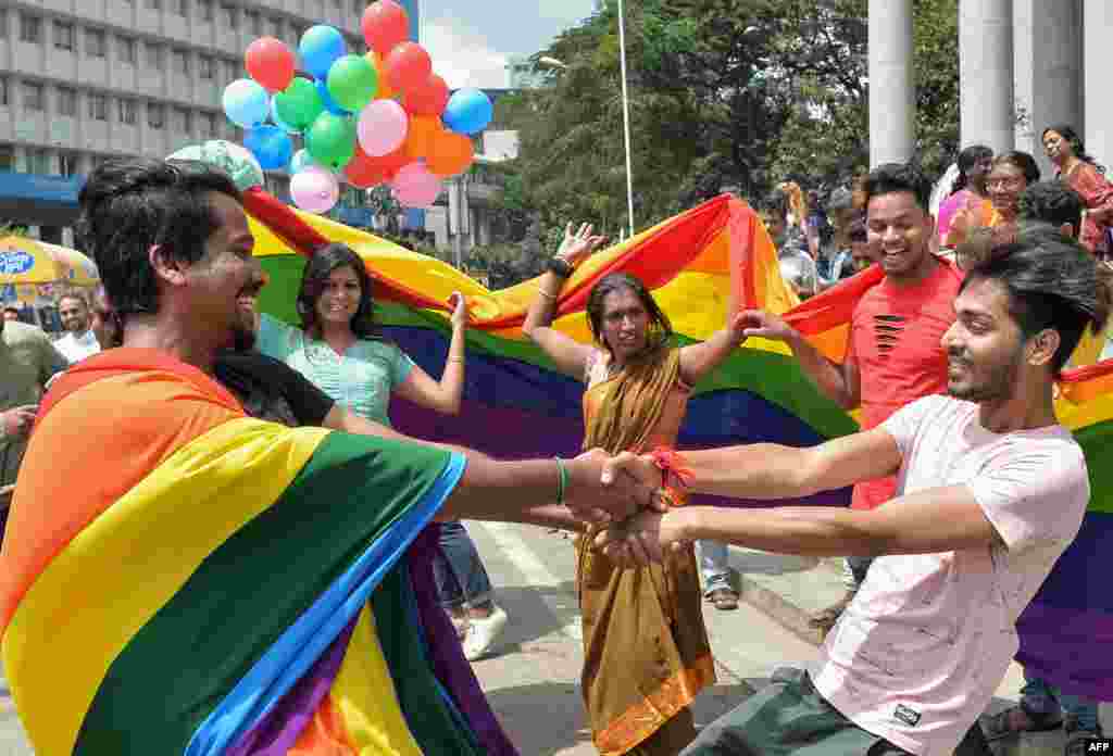 دادگاه عالی هند قانون مجازات همجنسگرایان در هند را لغو کرد. پس از اعلام رأی دادگاه فعالان حقوق همجنسگرایان و دگرباشان جنسی به جشن و پایکوبی پرداختند.