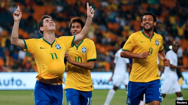 Oscar, Neymar y Fed celebran un gol contra Sudáfrica. ¿Podrán ganar el Mundial?