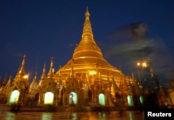 지난 2014년 미얀마 양곤의 불교 명소인 쉐다곤 파고다 주위를 관광객들이 걷고 있다.
