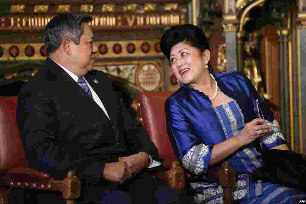 Presiden RI Susilo Bambang Yudhoyono dan Ibu Ani Bambang Yudhoyono dalam lawatan hari ke-2 di Inggris, di Palace of Westminster, London, 1 November 2012. (Foto: Oli Scarff/AFP)