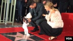 Adam Levine dan istrinya Behati Prinsloo serta bayi mereka Dusty Rose saat menerima bintang di Hollywood Walk of Fame (10/2). (VOA/Vina Mubtadi)