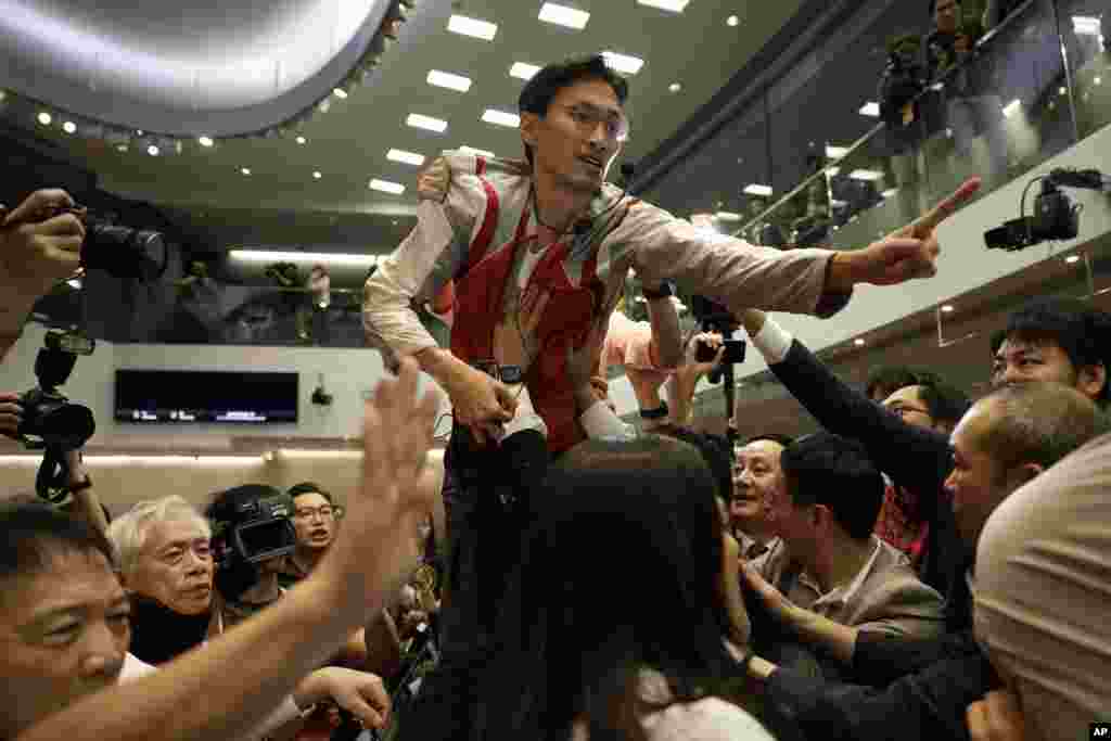 ادی چاو، از نمایندگان طرفدار دموکراسی روز شنبه با طرفداران دولت چین در مجلس قانون گذاری هنگ کنگ درگیر شد. درگیری بر سر تصویب اصلاحیه قانون استرداد و دسترسی به محدوده مجلس صورت گرفت.