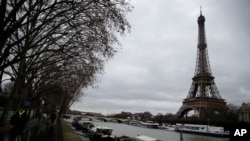 Menara Eiffel kembali ditutup, Jumat (24/1), sementara serikat-serikat buruh Perancis mengadakan aksi mogok dan unjuk rasa terbaru di berbagai penjuru negara itu. (Foto: dok).