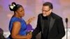 Robin Williams Oscar ödülünü alırken
