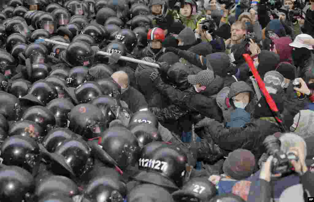 Para demonstran bentrok dengan polisi di luar kantor presiden di Kiev (1/12). (AP/Efrem Lukatsky)