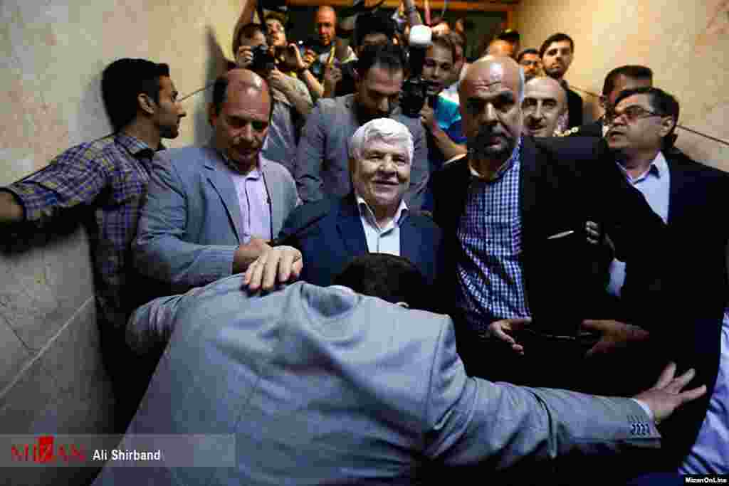 حضور محمد هاشمی در نام نویسی انتخابات ریاست جمهوری حتی با وجود مانع بر سر راهش عکس: علی شیربند