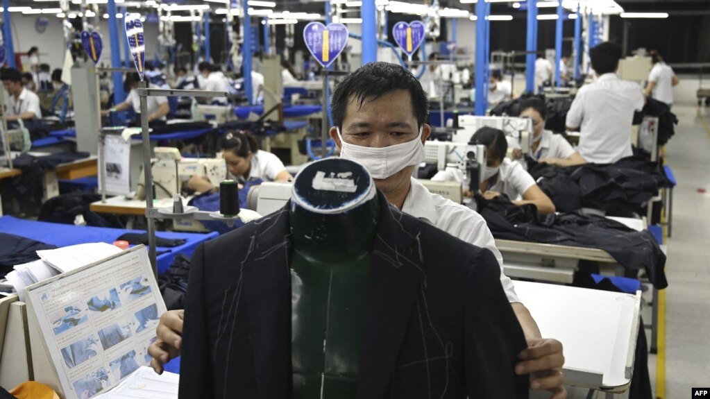Công nhân làm việc tại một nhà máy may hàng xuất khẩu ở Hà Nội. Kim ngạch thương mại giữa Mỹ và Việt Nam được kỳ vọng sớm đạt 100 tỷ USD.