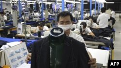 Công nhân làm việc tại một nhà máy may hàng xuất khẩu ở Hà Nội. Kim ngạch thương mại giữa Mỹ và Việt Nam được kỳ vọng sớm đạt 100 tỷ USD.