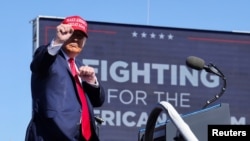 Presiden AS Donald Trump berkampanye di negara bagian Arizona, Rabu (28/10).