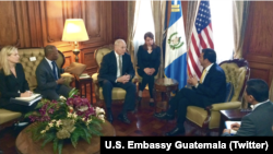 El general John Kelly conversa con el presidente de Guatemala, Jimmy Morales (derecha) en el Palacio de Gobierno de la capital guatemalteca. (Foto: Embajada de EE.UU. en Guatemala).