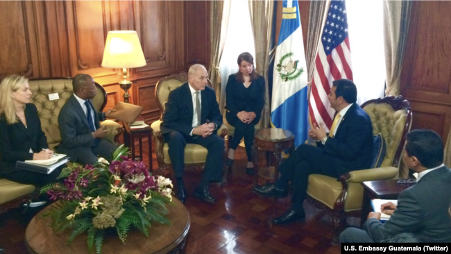 El general John Kelly conversa con el presidente de Guatemala, Jimmy Morales (derecha) en el Palacio de Gobierno de la capital guatemalteca. (Foto: Embajada de EE.UU. en Guatemala).
