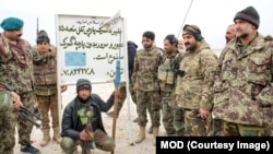 Tentara Afghanistan menghancurkan kantor bea cukai Taliban di Provinsi Farah, 13 Januari 2020.