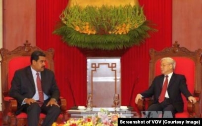 Tổng bí thư Nguyễn Phú Trọng (phải) tiếp Tổng thống Venezuela Nicolas Maduro tại Hà Nội hôm 31/8/2015. (Ảnh chụp màn hình VOV)