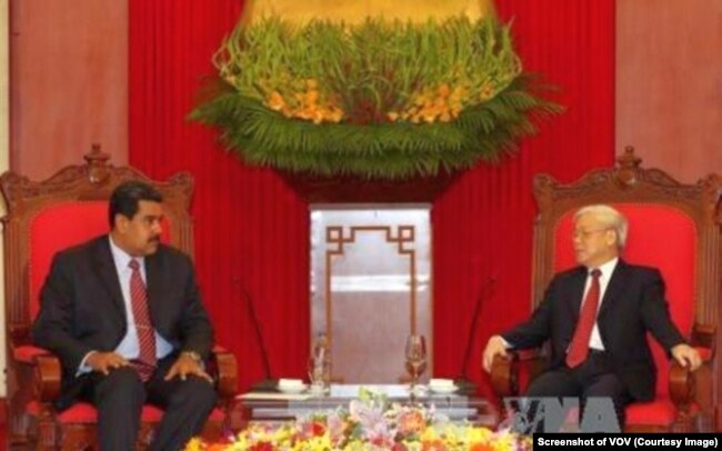 Tổng bí thư Nguyễn Phú Trọng (phải) tiếp Tổng thống Venezuela Nicolas Maduro tại Hà Nội hôm 31/8/2015. (Ảnh chụp màn hình VOV)