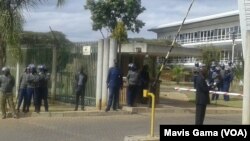 Amapholisa aweRiot Police ebhanga leBanc ABC HQ