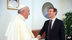Le pape François a rencontré le jeune créateur de Facebook, Mark Zuckerberg, au Vatican, le 29 août 2016.