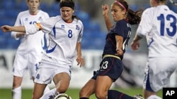 The United States' Alex Morgan (C) shoots to score their third goal against Iceland during the women's soccer Algarve Cup final match at the Algarve stadium outside Faro, Portugal, March 9, 2011 (file photo)