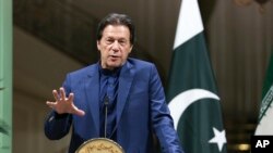 تېره هفته عرفان علي کهوسټ وزیراعظم عمران خان ته هم په یو خط کې د فلم ته ورپېښو مشکلاتو ذکر وکړو او ویې وېل ځېنی عناصر د فلم مخه نیسي او ډان په خپل رپورټ کې وویل عرفان علي کهوسټ وویل د فلم مخالف د دې باوجود هم کېږي چې ټولو سېنسر بورډونو د ریلېز دپاره منظور کړی دی