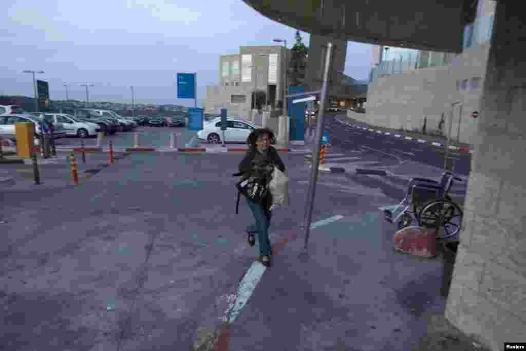 Une Israélienne fuyant vers un abri anti-bombes après le déclenchement d'une sirène d'alerte dans un hôpital de Jérusalem