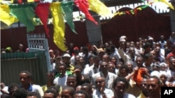 Supporters welcoming Birtukan