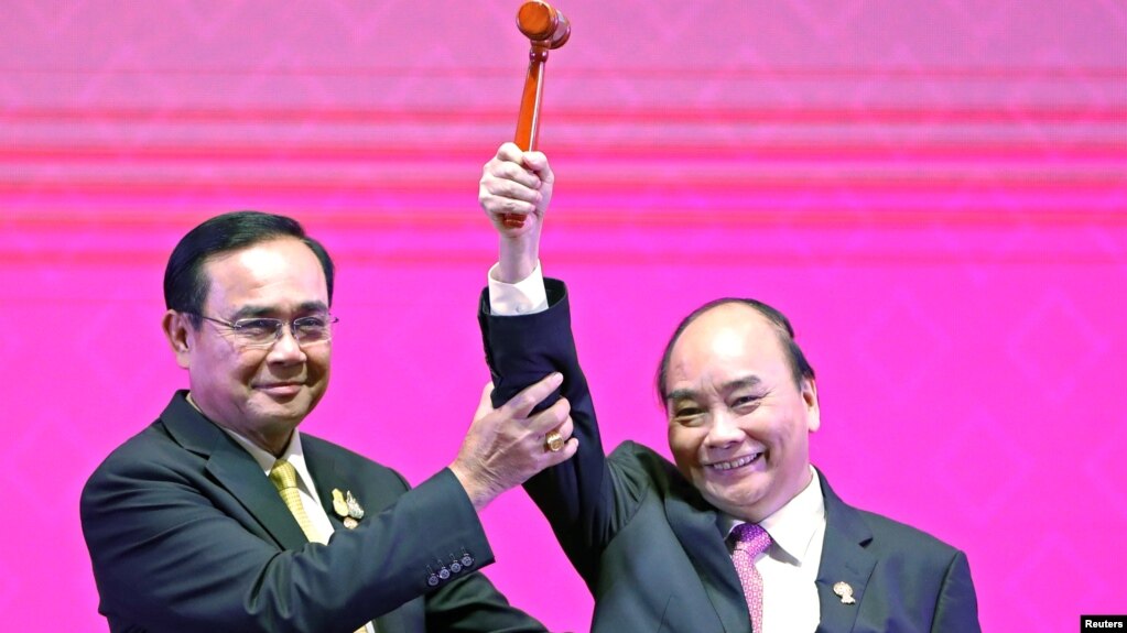 Thủ tướng Thái Lan Prayuth Chan-Ocha trao búa Chủ tịch ASEAN cho Thủ Tướng Việt Nam Nguyễn Xuân Phúc tại Lễ Bế mạc Hội nghị cấp cao ASEAN lần thứ 35 ở Bangkok, Thái Lan, ngày 4/11/2019.