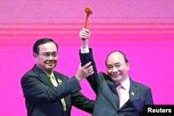 លោក​ Prayuth Chan-Ocha នាយករដ្ឋមន្ត្រី​ថៃ​ប្រគល់​ញញួរ​ដែល​បង្ហាញ​ពី​តួនាទី​ជា​ប្រធាន​អាស៊ាន​ទៅ​ឱ្យ​លោក​ Nguyen Xuan Phuc នាយករដ្ឋមន្ត្រី​វៀតណាម នៅ​ក្នុង​ក្រុង​បាងកក​ ប្រទេស​ថៃ កាលពី​ថ្ងៃទី៤ ខែវិច្ឆិកា ឆ្នាំ២០១៩។