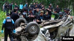 Personel militer memeriksa lokasi serangan bom di distrik Krong Pinang, Yala, Thailand, 23 September 2016. (REUTERS/Surapan Boonthanom)