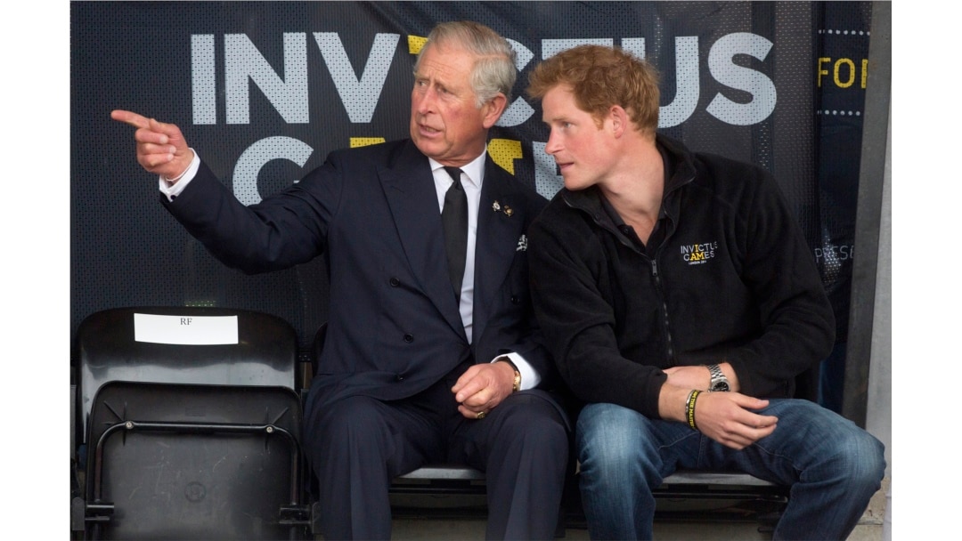 Pangeran Charles (kiri) dan putranya Pangeran Harry selama Pertandingan Invictus di Pusat Atletik Lembah Lee di London utara 11 September 2014. (Foto: REUTERS/Neil Hall)