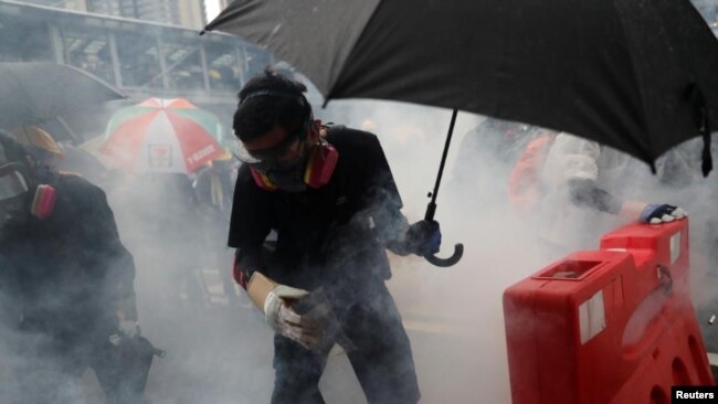 香港警方星期天（8月25）动用水炮和催泪弹驱散示威者。路透社