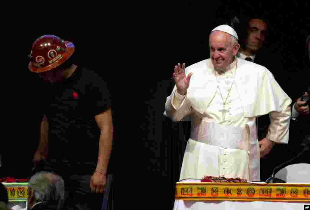 O Papa Francisco acena durante a segunda Reunião Mundial dos Movimentos Populares em Santa Cruz, Bolívia, 9 de Julho, 2015.