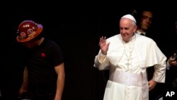 ພະສັນຕະປາປາ Francis ໂບກມື ລະຫວ່າງເຂົ້າຮ່ວມ ກອງປະຊຸມຂະບວນການ​ເຄື່ອນໄຫວ​​ມະຫາຊົນ​ໂລກ ທີ່
ນະຄອນ Santa Cruz ປະເທດ Bolivia.
