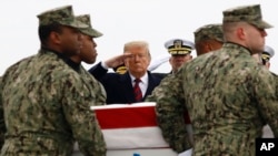 El presidente Trump saluda al paso del féretro que contiene los restos de Scott A. Wirtz, un civil y ex Navy Seal de San Louis, Missouri asesinado el 16 de enero de 2019 en un ataque suicida en Siria.