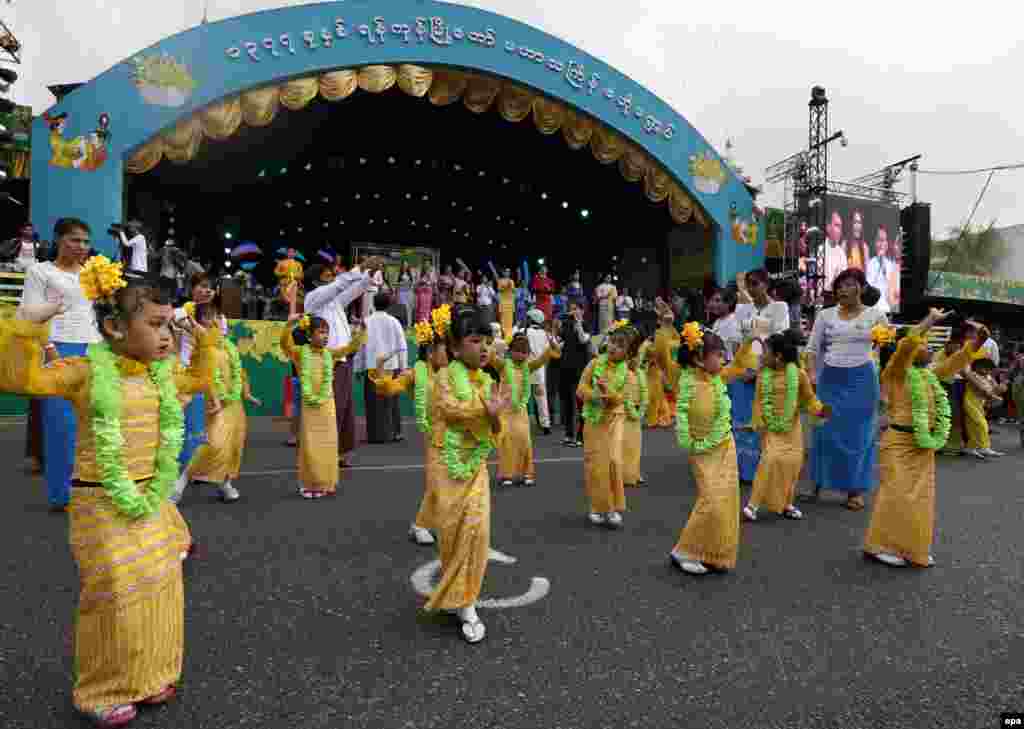 ရန္ကုန္ၿမိဳ႕ မဟာသႀကၤန္ ဗဟိုမ႑ပ္အခမ္းအနား ဓာတ္ပံုမ်ား(EPA)