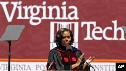 La primera dama Michelle Obama celebra el éxito de los estudiantes de las universidad de Virginia Tech en Blacksburg, Virginia.