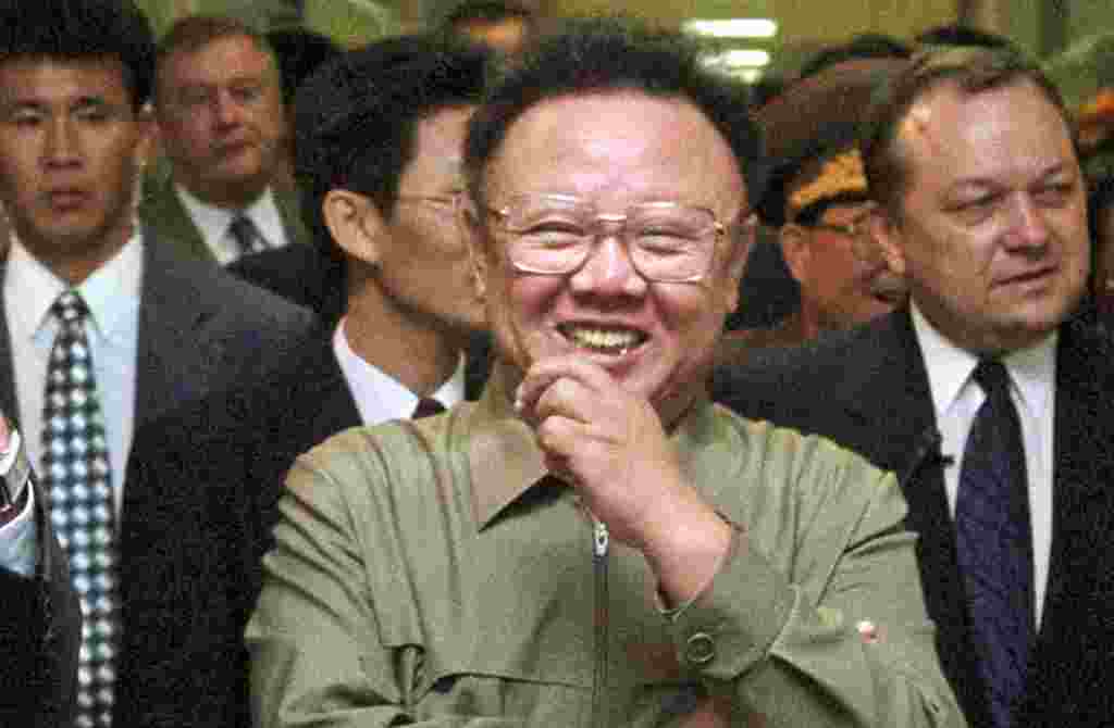 Ekspresi yang tidak sering terlihat dalam foto-foto Kim Jong Il tertangkap saat ia mengunjungi sebuah pusat perbelanjaan di Vladivostok, 3 Agustus 2002 (foto: AFP).