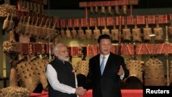 中國國家主席習近平和印度總理莫迪在湖北省博物館參觀(2018年4月27日)