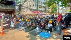 ရန်ကုန်မြို့၊ စမ်းချောင်းမြို့နယ် ဗဟိုလမ်းက ထိုင်သပိတ်စခန်းတခုအား ကြာသပတေးနေ့မှာ တွေ့ရစဉ်။ 