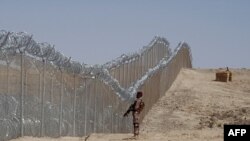 پاک افغان سرحد پر باڑ لگانے کا عمل (فائل)