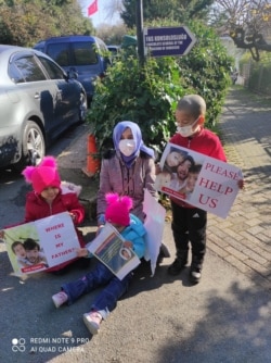 Zeynure Obul with three children protests in front of the Moroccan Embassy in Istanbul. (Zeynure Obul)